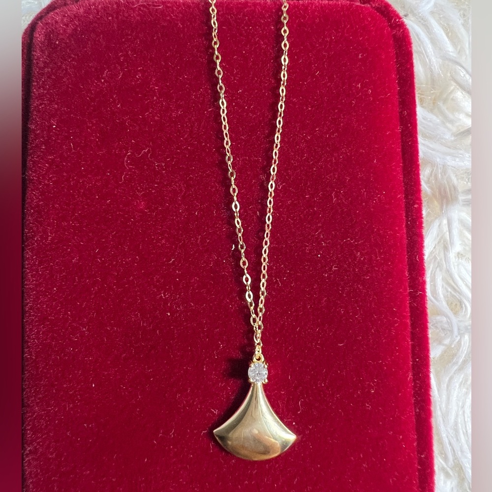 Solid 18k divas dream  Gold Necklace with attached pendant